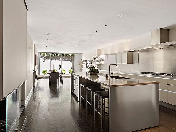 5th image of 9 E 77th St