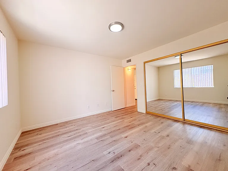 1049 Winchester Ave — Photo 6