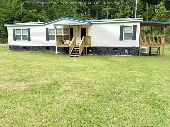 16605 Daniel Boone Pkwy, Peytona, WV 25154