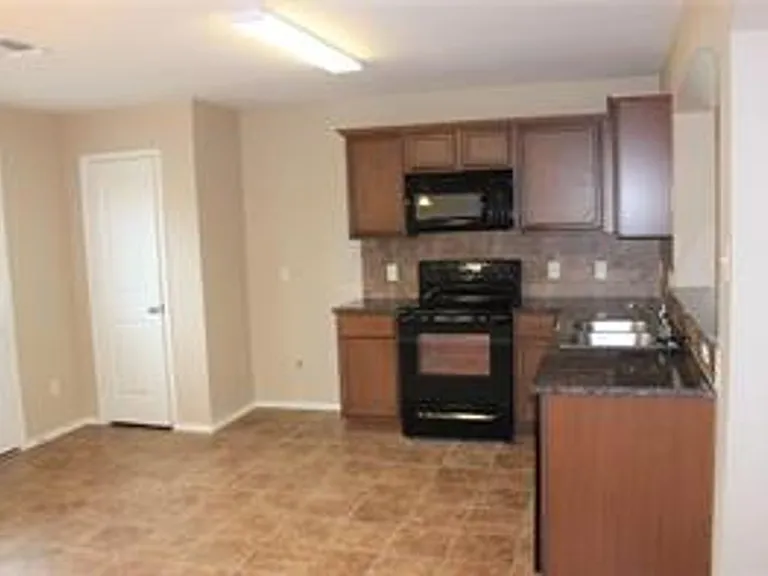 231 Belford St S — Photo 3