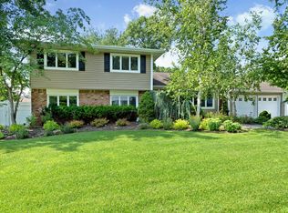 21 Long Ridge Rd, Plainview, NY 11803