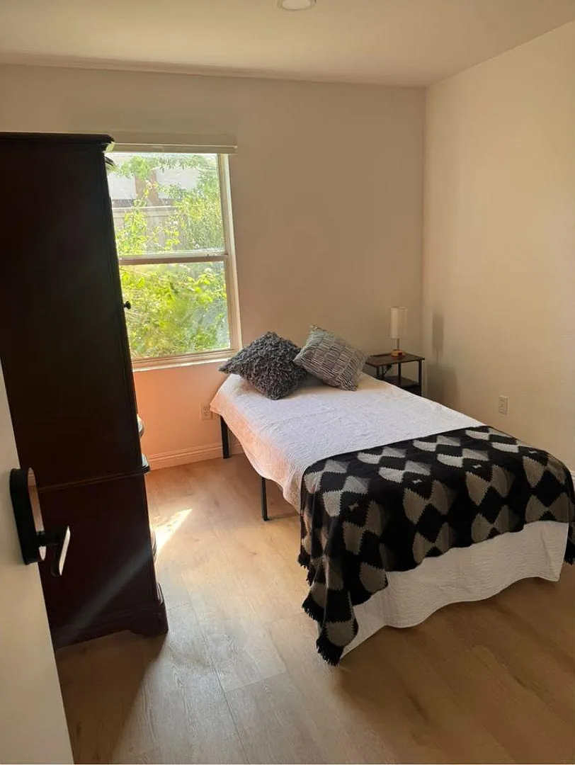 4 bed, 3.0 bath, 1888 sqft, $970 — Photo 1