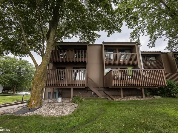 2700 N Shore Dr #B-14, Clear Lake, IA 50428