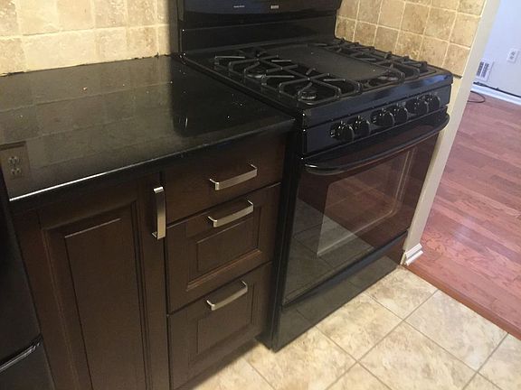 5th image of 18 Vaughan Dr #203