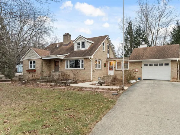 4222 West Hawthorne DRIVE, West Bend, WI 53090