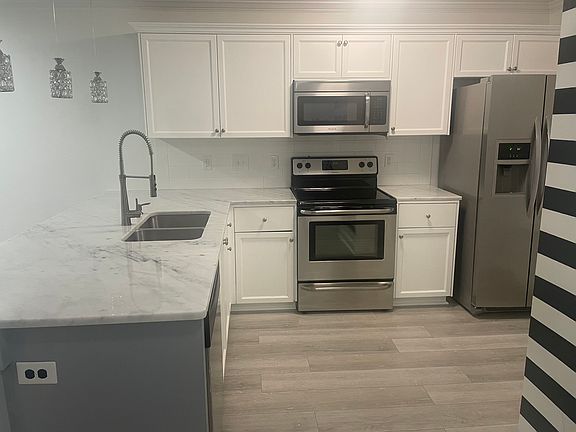 5th image of 210 Mossy Bank Dr