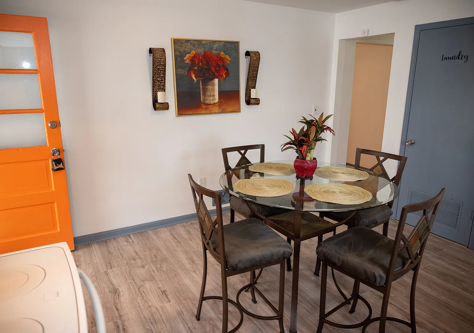 Quiet street - Cozy ranch, Private yard with On-site laundry — Photo 3