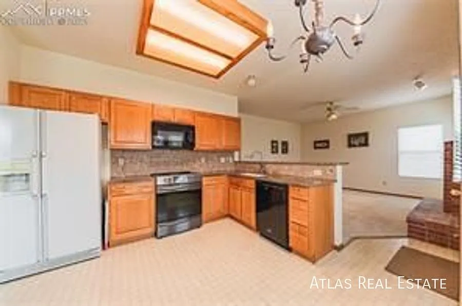 Coming Soon || Spacious 3 Bed 3 Bath Located On A Corner Lot In District 20 Schools!! — Photo 4