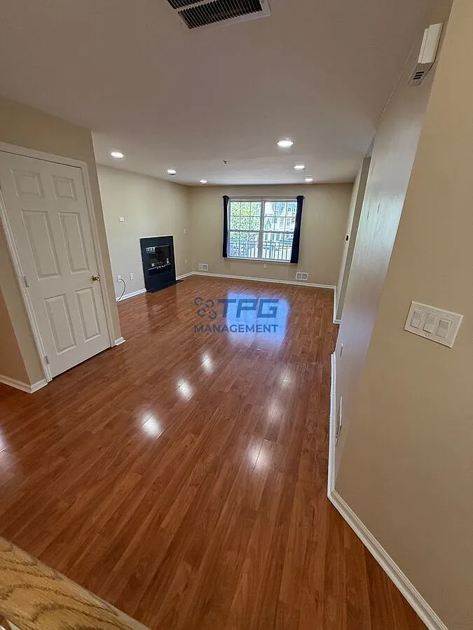 3 bed, 3.0 bath, 1587 sqft, $3,100 — Photo 3