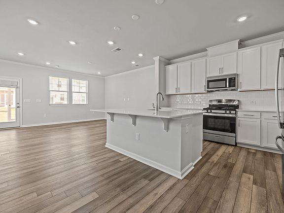 5th image of 5717 Woodlawn Dr