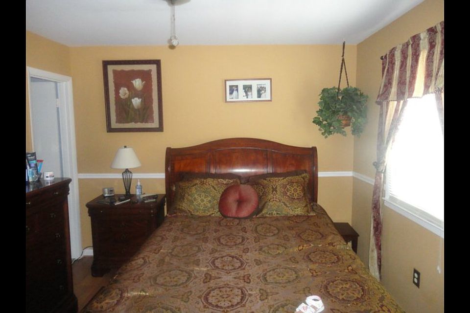 Master bedroom  with 1/2 bat