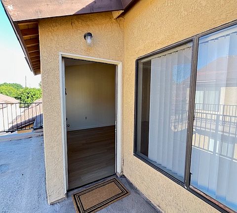 Private end-unit spacious 1 bedroom 1 bath apartment on second floor. Feels like a quiet retreat or condo.