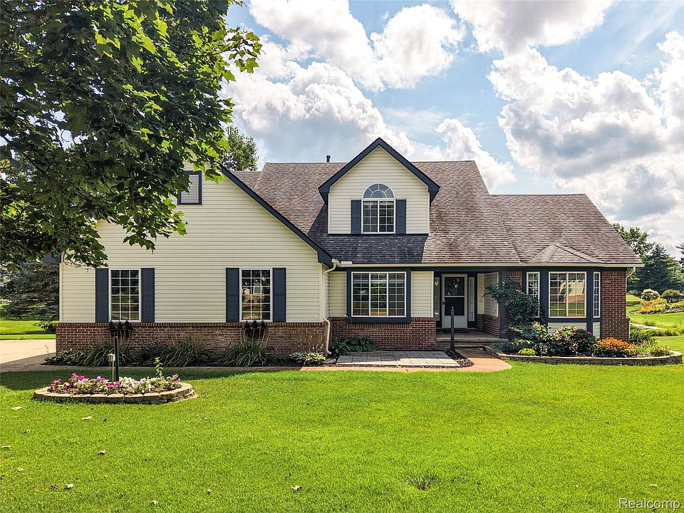 221 Maplewood Dr, photo 3