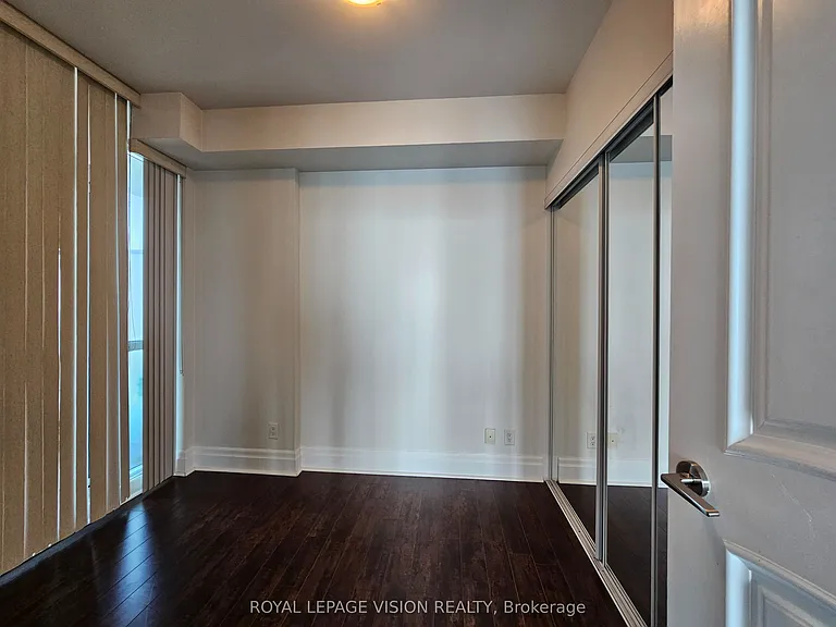 16 Harbour St #3810 — Photo 8