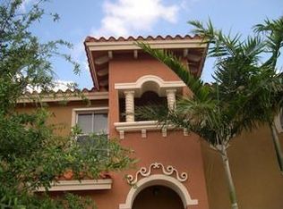 10559 SW 6th St, Pembroke Pines, FL 33025