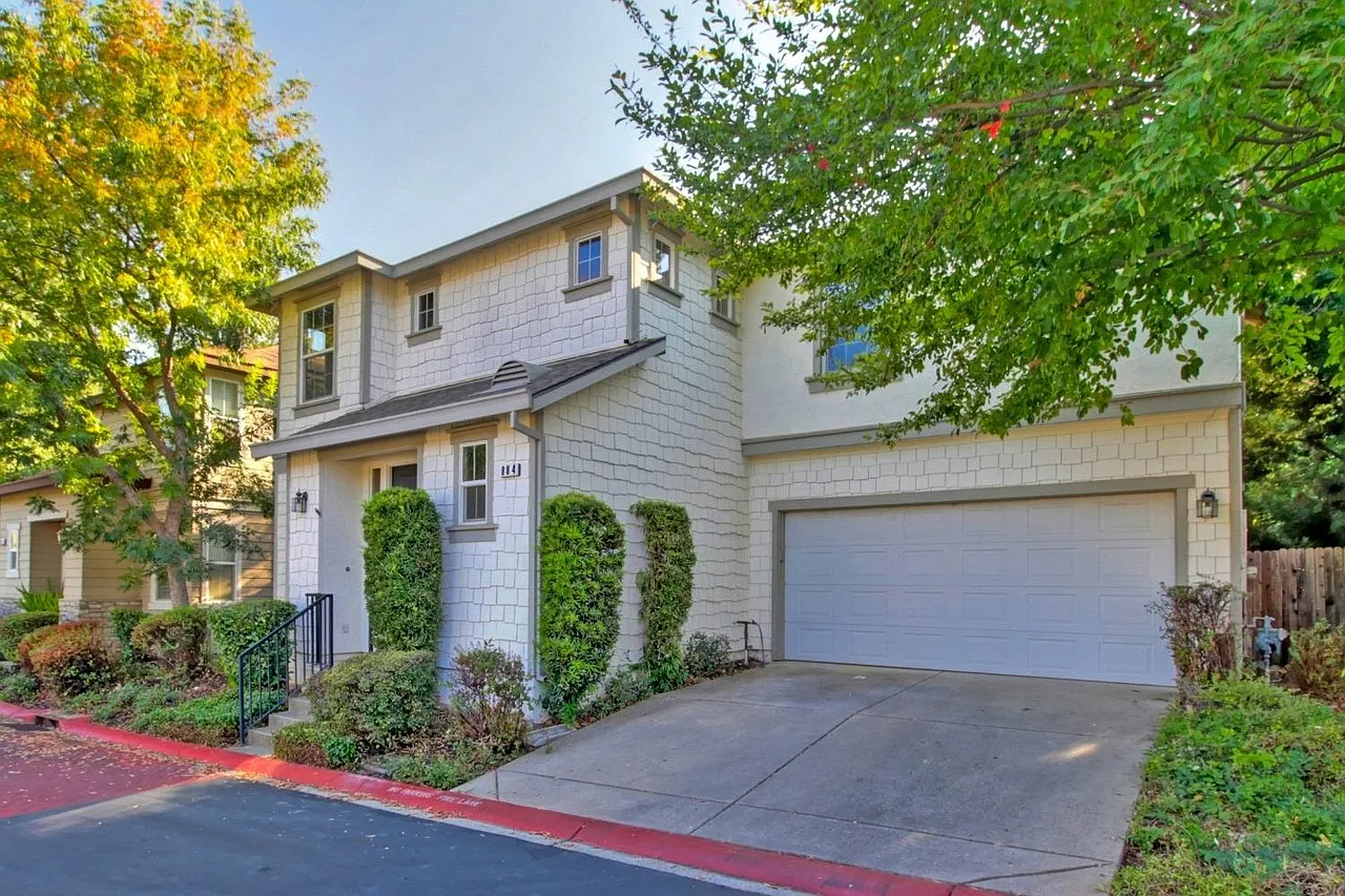 3 bed, 2.5 bath, 1604 sqft, $2,895 — Photo 2