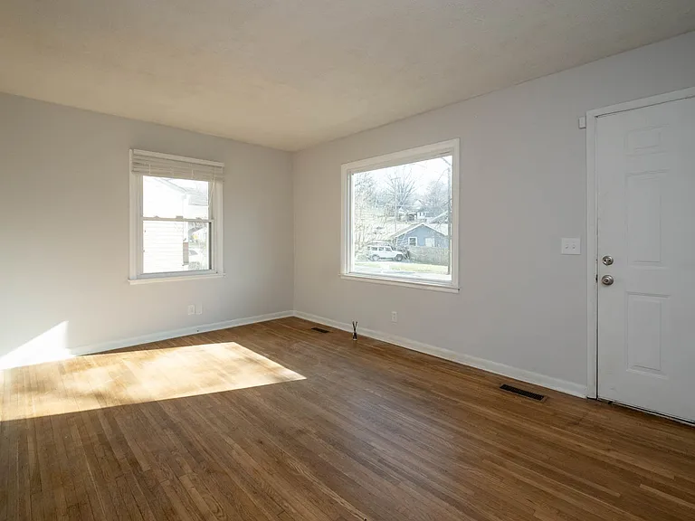 606 Village Ct — Photo 8