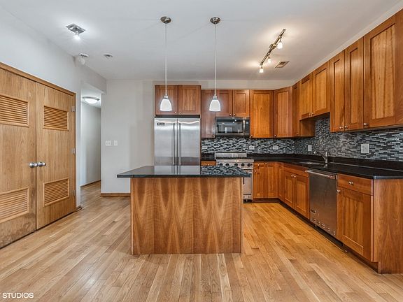4th image of 3932 S Lake Park Ave #2N