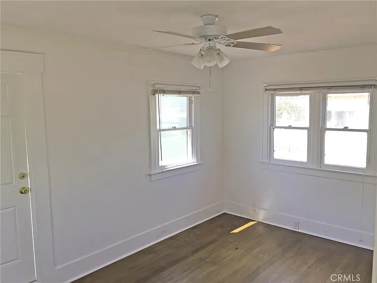1085 Loma Dr — Photo 7