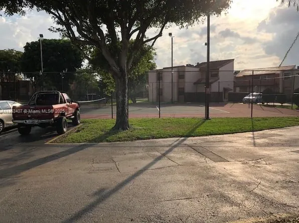 425 W Park Dr APT 12, Miami, FL 33172