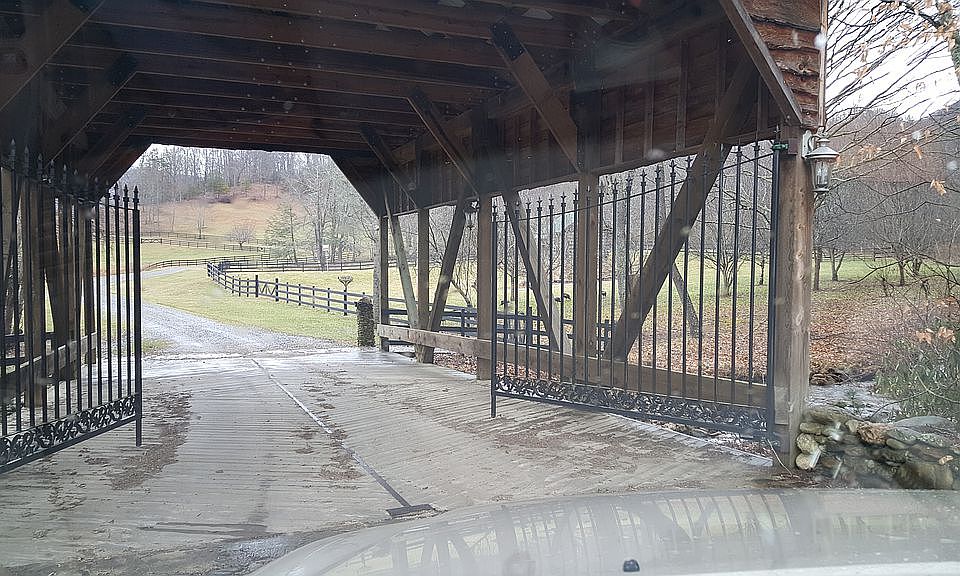 ENTRANCE IN CRUSO RIVERFRONT