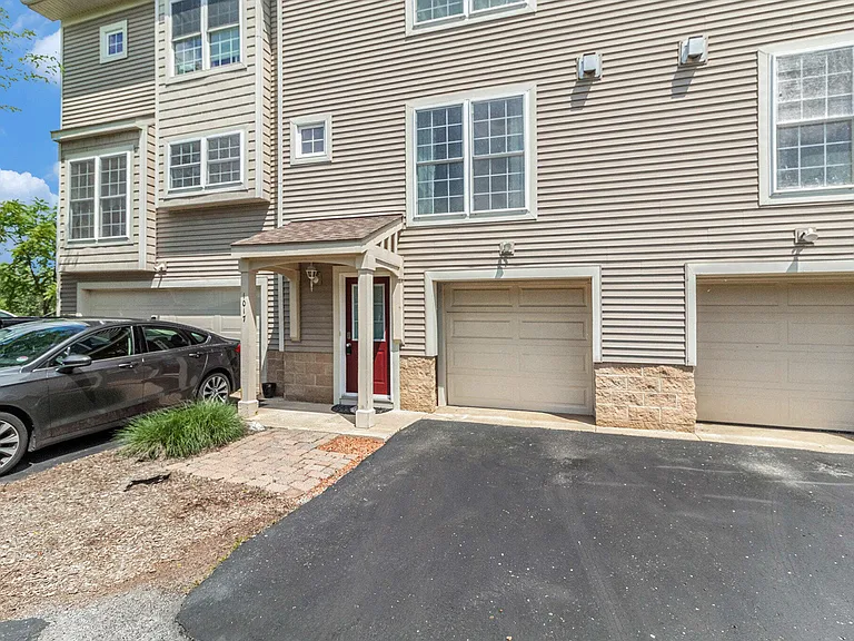 1017 Bluestem Ln — Photo 3