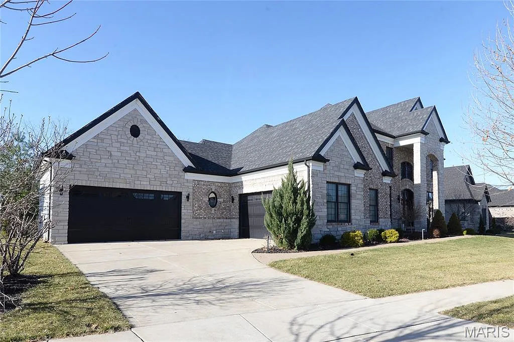 5 bed, 4.5 bath, 5542 sqft, $9,975 — Photo 2