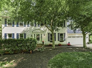 8290 Pine Creek Ct, Chagrin Falls, OH 44023