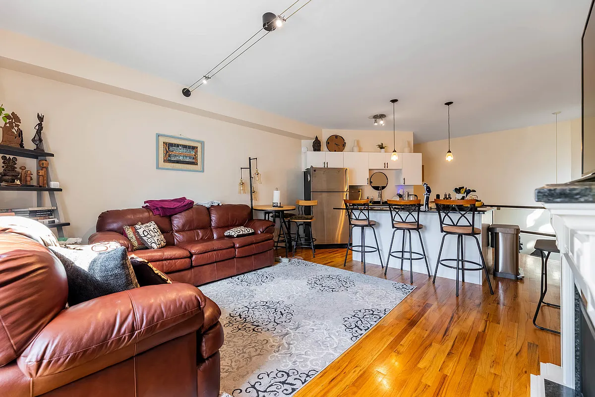 Building Photo - 1060 N Hermitage Ave #3