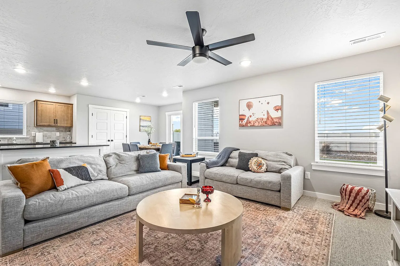 5 bed, 2.0 bath, 2992 sqft, $9,332 — Photo 4