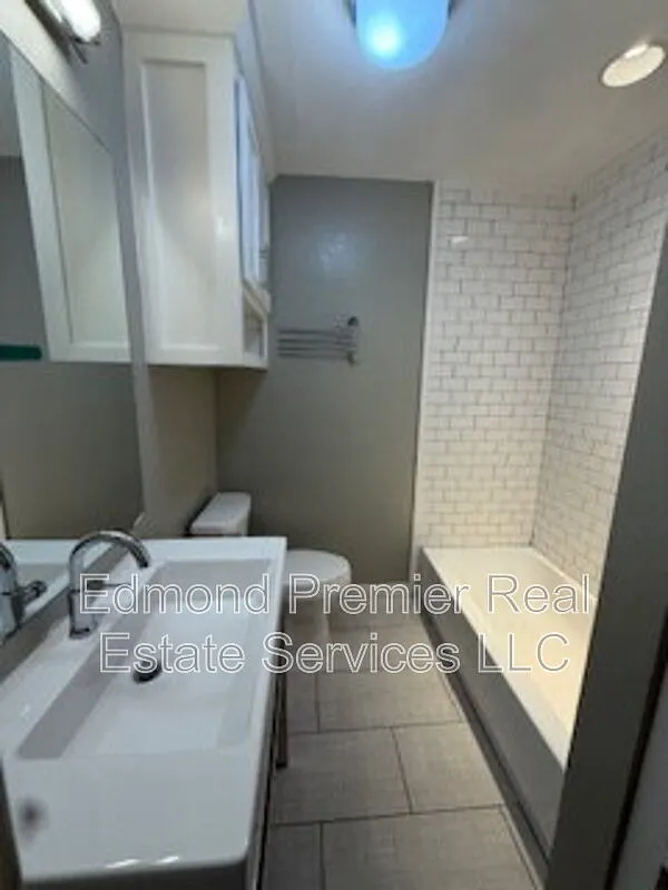 Building Photo - 207 E Hurd St #1