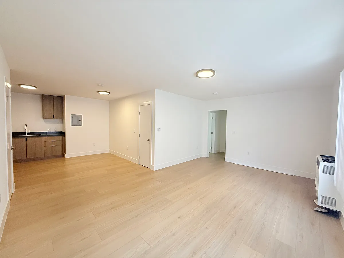 Spacious Living Room with new hardwood floor - 953 S Westmoreland Ave #NA