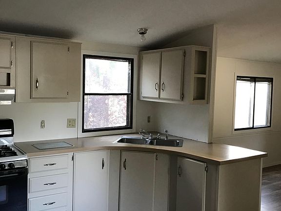 3rd image of 910 W Gurley St Lot 127