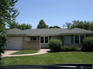 916 Ridge Dr, Warrensburg, MO 64093