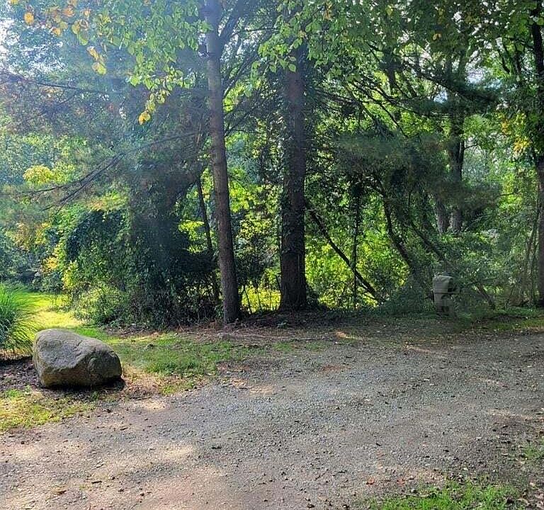2nd image of 2401 Lochaven Rd