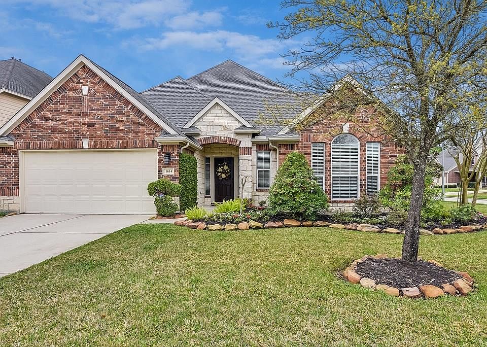 Welcome to your new home in the award winning master planned community of Spring Trails.