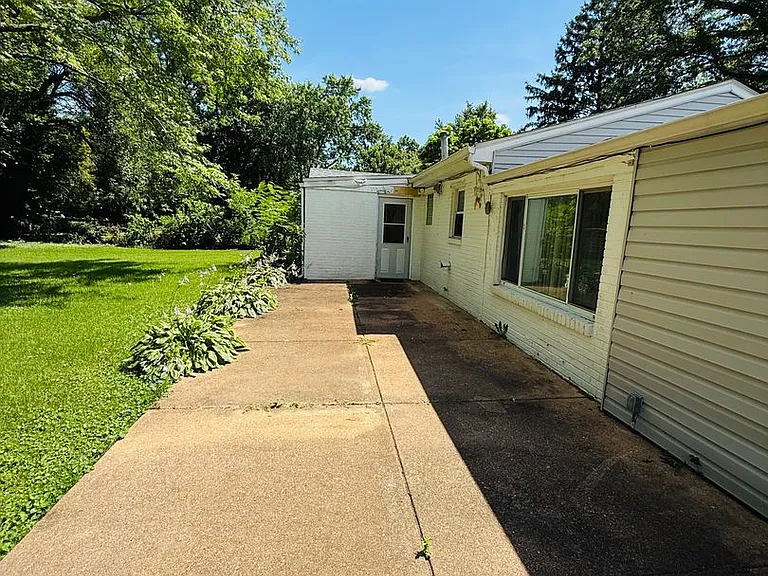 544 Thurston Ave — Photo 20