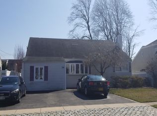 36 E June St, Lindenhurst, NY 11757