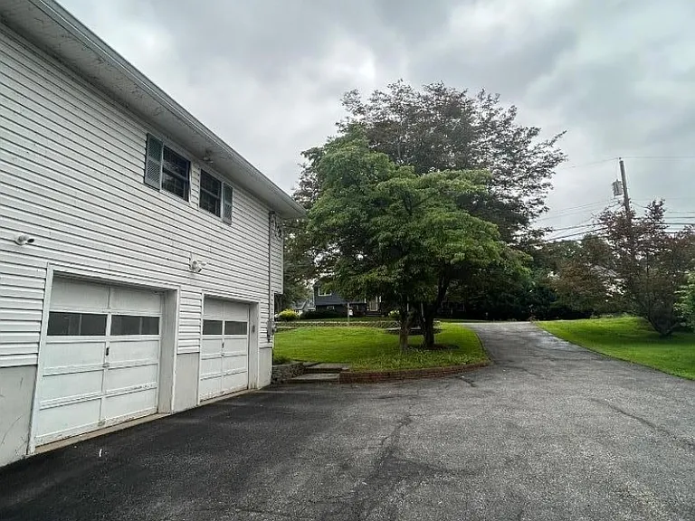 470 Vreeland Ave — Photo 10