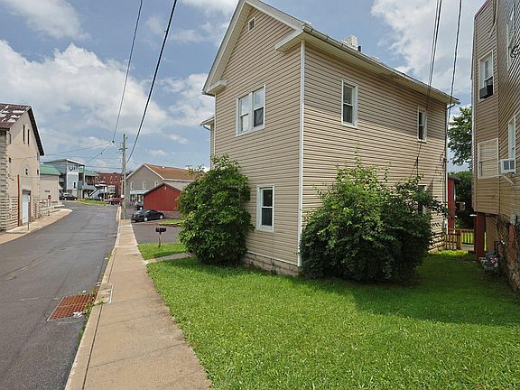 3rd image of 34 Maple St