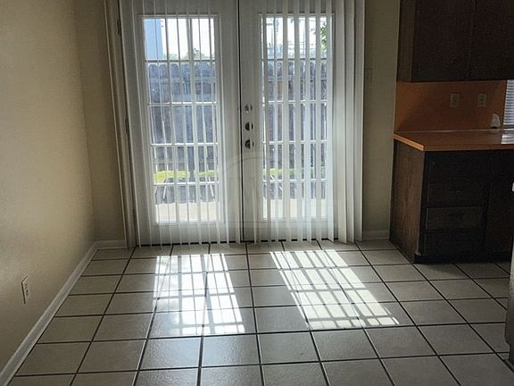 5th image of 400 Skyline Ave