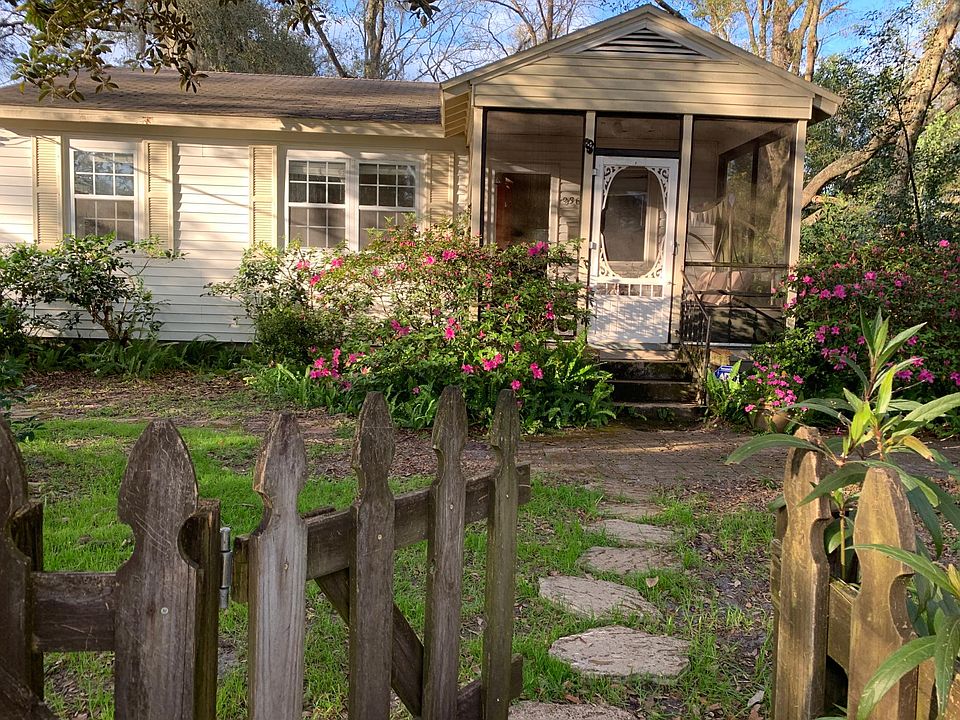 1st image of 936 NE 7th Pl