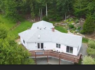 14 Surrey Ln, North Stonington, CT 06359