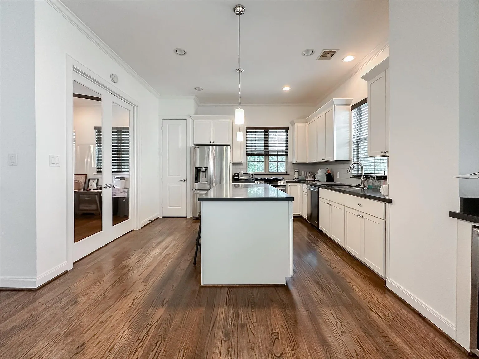 3 bed, 3.5 bath, 2100 sqft, $3,000 — Photo 4