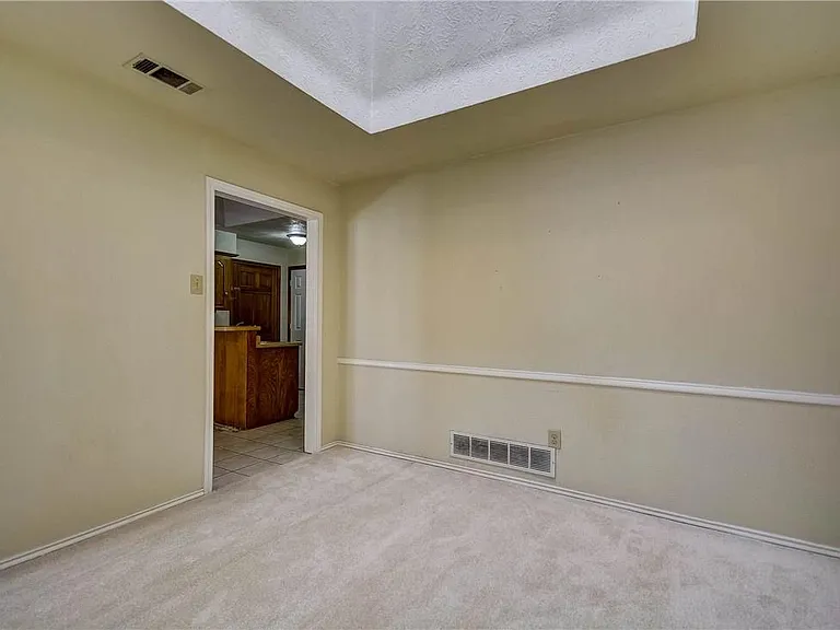1104 Wimbledon Ln — Photo 8