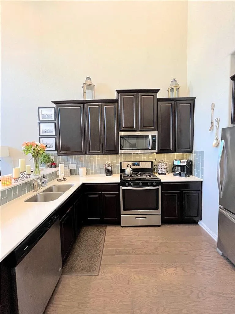 3 bed, 2.5 bath, 1862 sqft, $2,150 — Photo 2