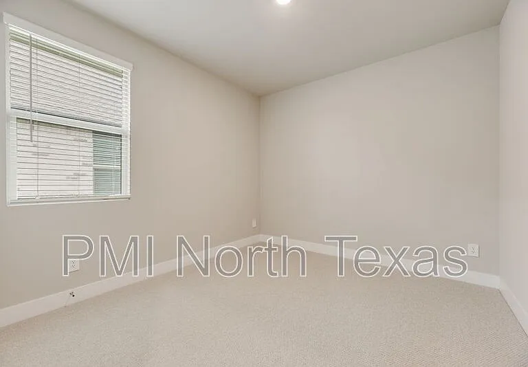 1404 Winters Way — Photo 15