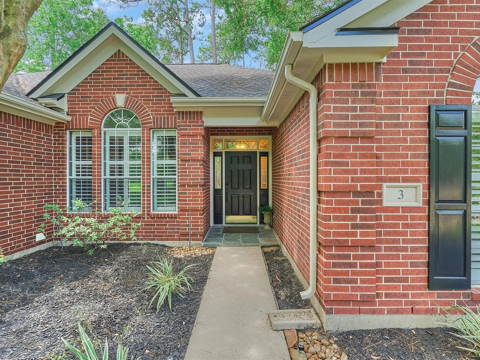 3 bed, 2.0 bath, 2052 sqft, $4,800 — Photo 4
