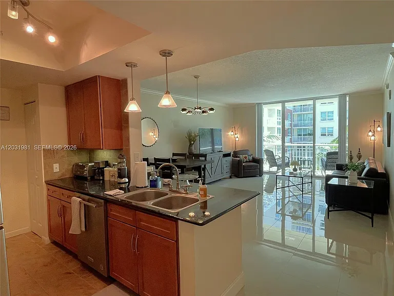 2000 N Bayshore Dr #525 — Photo 6
