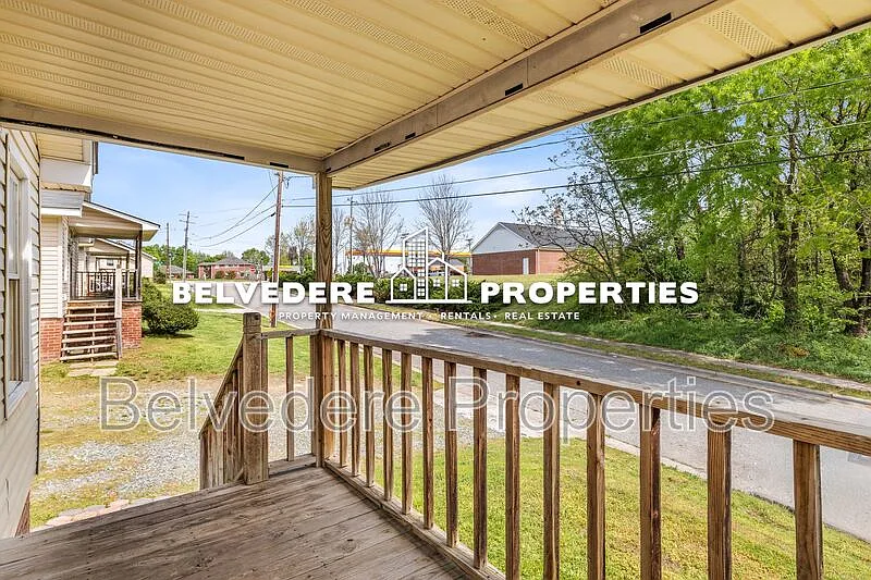 3 bed, 1.0 bath, 1000 sqft, $1,200 — Photo 3